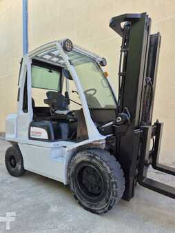 Diesel heftrucks 2013  Unicarriers YG1D2A30Q contenedora (1)