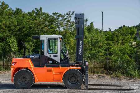Diesel heftrucks 2016  Doosan D 90-S-7 (2)