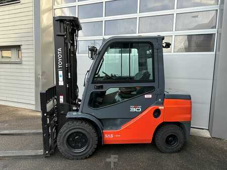 Diesel gaffeltruck 2022  Toyota 52-8FDF30 - TRIPLEX - NEUWERTIG - 50 Stunden !!! (2)