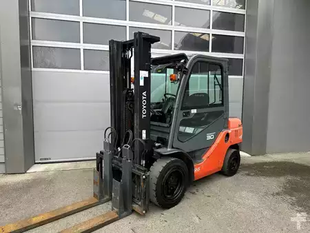 Dízel targoncák 2018  Toyota 06-8FD30F - 2433 Stunden !!! (1)