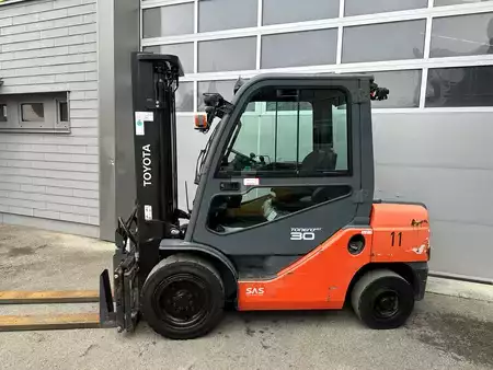 Dízel targoncák 2018  Toyota 06-8FD30F - 2433 Stunden !!! (2)