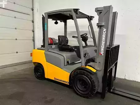 Nestekaasutrukki 2017  Jungheinrich TFG 430 - TRIPLEX 4,4 m (1)