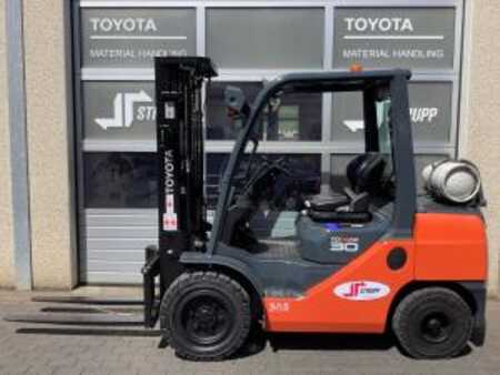 Propane Forklifts 2015  Toyota 02-8FGF30 (1)