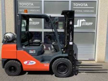 Propane Forklifts 2015  Toyota 02-8FGF30 (2)
