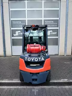 Treibgasstapler 2026  Toyota 8FGF25 (3)
