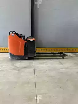Porta-paletes elétrico 2015  Toyota BT LPE200 (2)