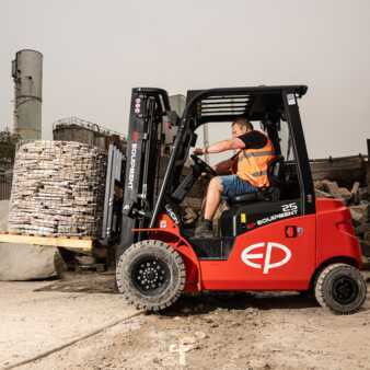 Carrelli elettrici 4 ruote 2025 EP Equipment EFL253 (1)