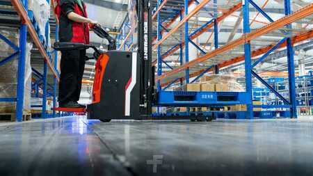 Carrelli elevatori per container 2025  EP Equipment RSL161 (8)