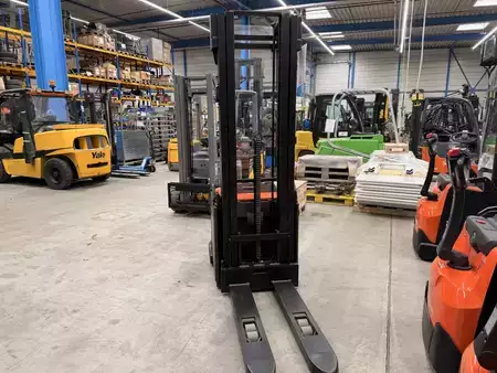 Stacker pedestre 2016  BT Hochhubwagen (6)