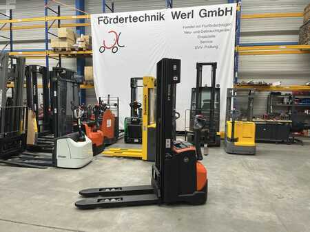 Stacker pedestre 2016  BT SWE 120 L (1)
