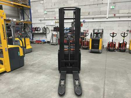 Stacker pedestre 2016  BT SWE 120 L (2)