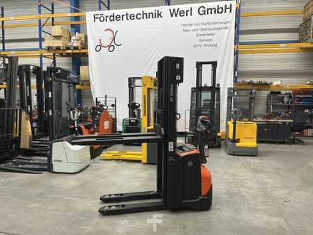 Stacker pedestre 2016  BT SWE 120 L (3)