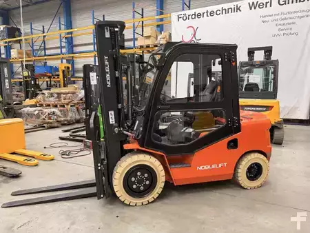 Carretilla elevadora diésel 2025  Noblelift CPCD30T (1)