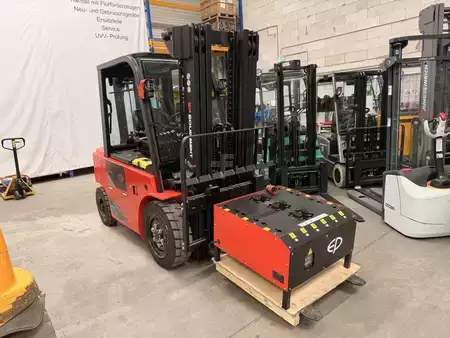 Elektro čtyřkolový VZV 2024  EP Equipment EFL302X4 (1)