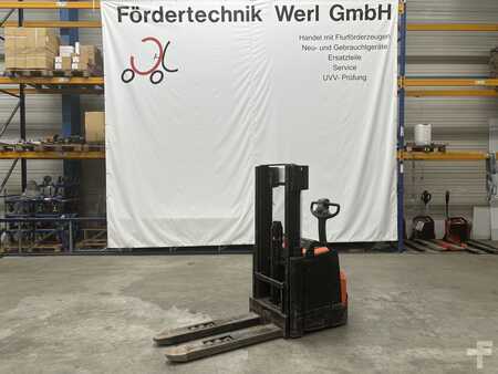 Stacker pedestre 2017  BT SWE 160 L (1)