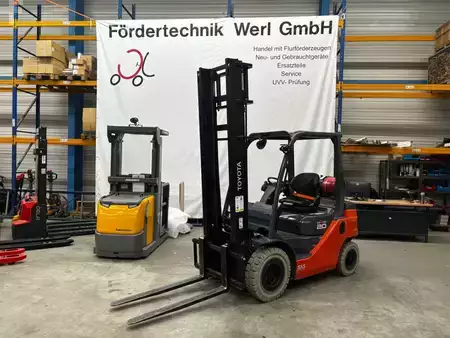 Gázüzemű targoncák 2022  Toyota 02-8FGF20 (1)