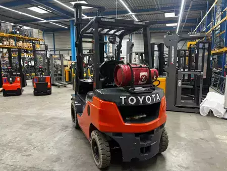 Gázüzemű targoncák 2022  Toyota 02-8FGF20 (3)