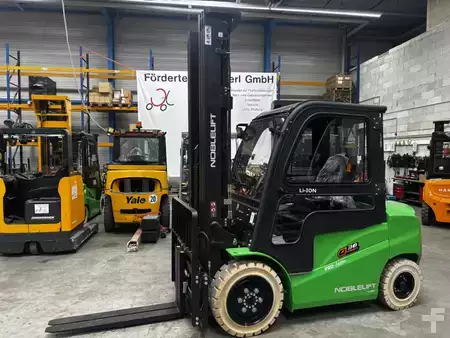 4-wiel elektrische heftrucks 2025  Noblelift FE4P38Q (1)