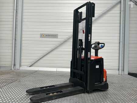 Pallet Stackers 2016  BT SWE140L (2)