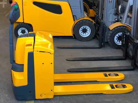 Electric Pallet Trucks 2013  Jungheinrich 25966 (1)