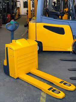 Electric Pallet Jacks 2013  Jungheinrich 25968 (2)