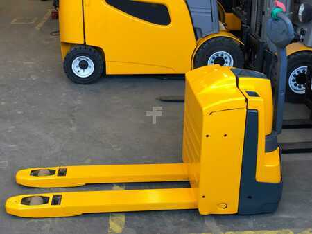 Electric Pallet Jacks 2013  Jungheinrich 25970 (2)