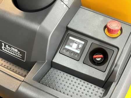 Wózki niskiego podnoszenia 2018  Jungheinrich ERE 225 Service Neu - Batterie 83% - Nur 1.945 Std. - 2,5t (8)