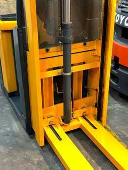 Recogepedido vertical 2013  Jungheinrich ECD 220 Service Neu - Batterie 80% - 2.450mm Gabeln (3)