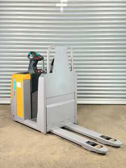 Vertikal-Kommissionierer 2016  Jungheinrich ECE 225 Service Neu - Batterie 80% - 2,5t (4)