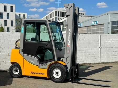 Gázüzemű targoncák 2017  Jungheinrich TFG 425s Service Neu - 4m Hub - 2,5t - nur 4.896 Std. - Vollkabine (3)