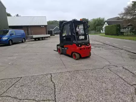 4-wiel elektrische heftrucks 2020  Linde E30 (2)