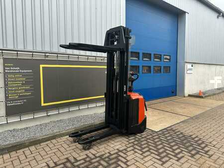 Pallet Stackers 2012  BT SPE125L (6)