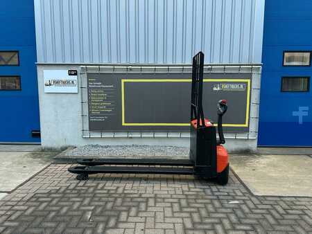 Electric Pallet Trucks 2015  BT LWE200 (1)