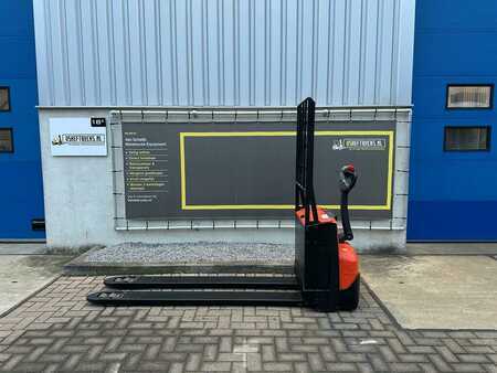 Electric Pallet Trucks 2015  BT LWE200 (2)