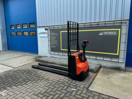 Electric Pallet Trucks 2015  BT LWE200 (3)