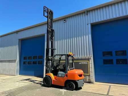 Diesel heftrucks 2004  Toyota 02-7FDJF35 (8)
