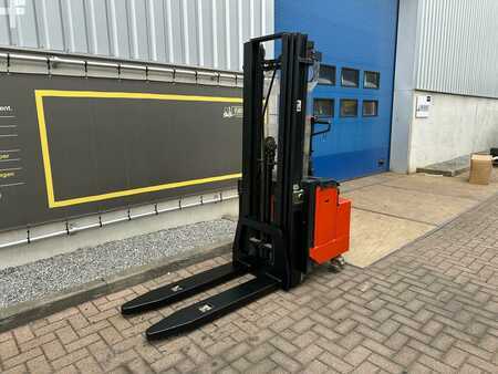 Apilador eléctrico 2002  BT LSF1250/11 (4)