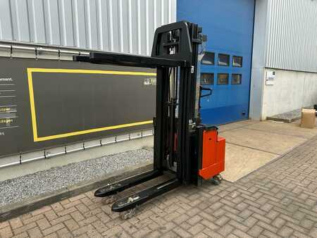 Apilador eléctrico 2002  BT LSF1250/11 (6)