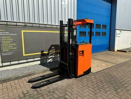 Apilador conductor sentado 2016  BT SRE135 (10)