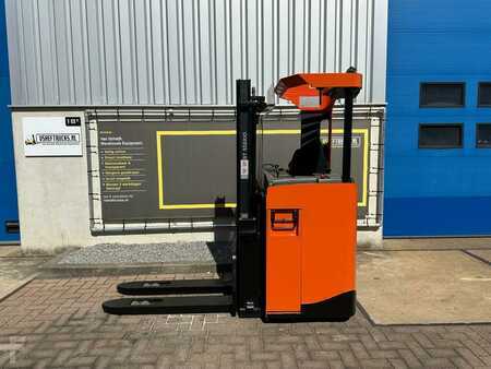 Apilador conductor sentado 2016  BT SRE135 (2)