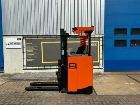 Apilador conductor sentado 2016  BT SRE135 (2)