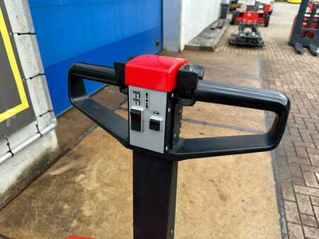 Transpaleta eléctrica 2006  BT LWE130 (8)