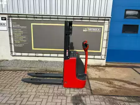 Apilador eléctrico 2012  Linde l10b (1)