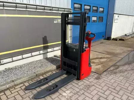 Apilador eléctrico 2012  Linde l10b (3)