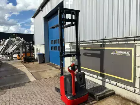 Apilador eléctrico 2012  Linde l10b (4)