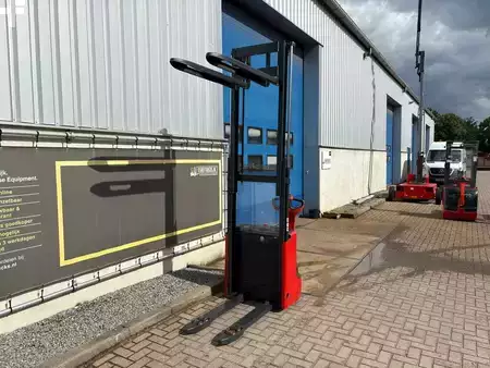 Apilador eléctrico 2012  Linde l10b (5)