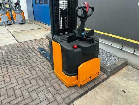 Stacker pedestre 2010  Still EGVS14LB (10)