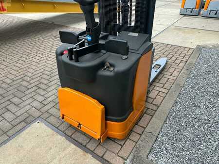 Stacker pedestre 2010  Still EGVS14LB (6)