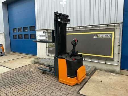 Stacker pedestre 2010  Still EGVS14LB (7)