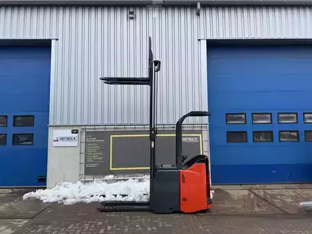 Stacker stå på 2021  Linde D14SP (4)